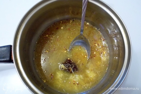 В кастрюльке смешать сок, мед, соусы, уксус, тертый чеснок и уварить в объеме, на медленном огне, в два раза.
