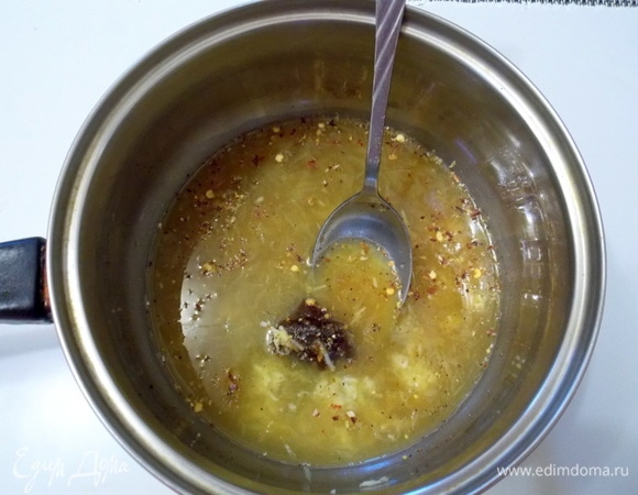 В кастрюльке смешать сок, мед, соусы, уксус, тертый чеснок и уварить в объеме, на медленном огне, в два раза.