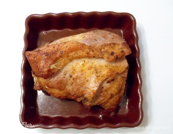 В форму налить немного воды и смазать мясо соусом при помощи кисточки.