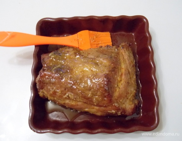Поставить в горячую духовку при температуре 190°C на 15–20 минут. Вынуть и снова смазать соусом.