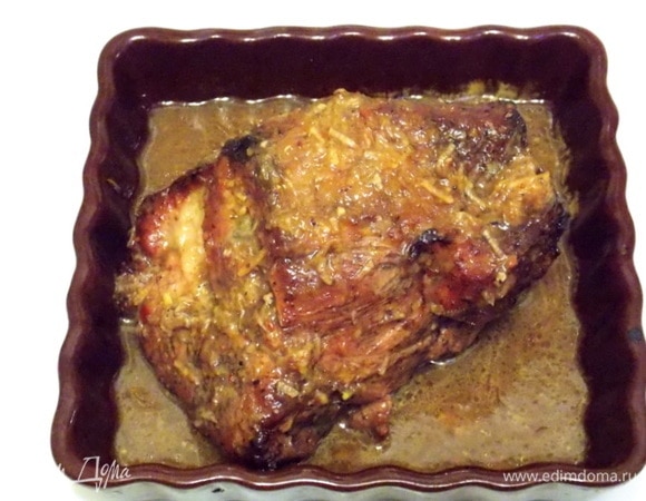 Убавить температуру до 180 и запекать мясо до готовности, поливая мясо соусом каждые 20 минут. Вынуть и дать отдохнуть 5–10 минут.