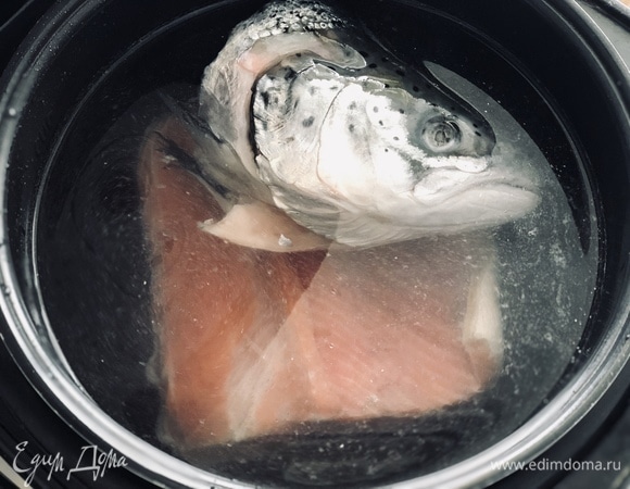 Рыбу предварительно отварить в течение 30 минут, добавив лавровый лист, перец, соль.