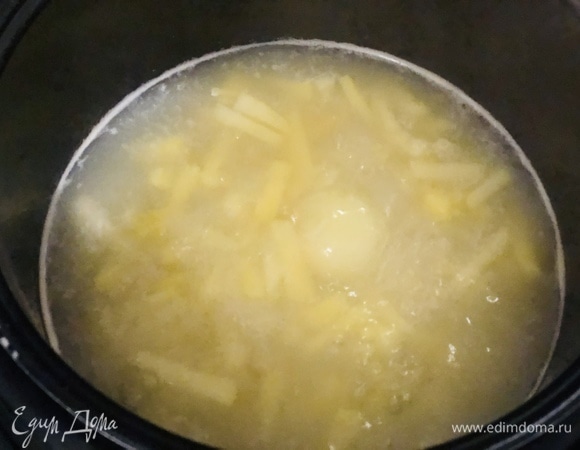 Затем добавить картофель, нарезанный соломкой, и луковицу целиком. Варить 20 минут.