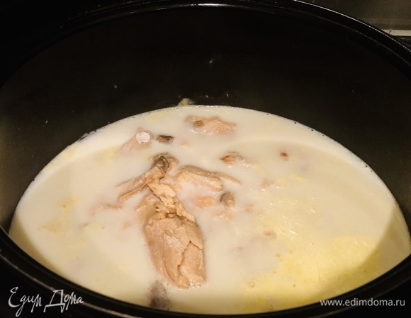 Рыбу отделить от костей и положить в кастрюлю.