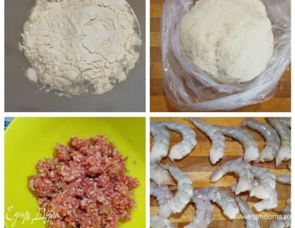 Подготовим основные ингредиенты. Я не буду подробно останавливаться на приготовлении теста. В горячую воду всыпаем соль и 1/3 часть муки, перемешиваем. Постепенно всыпаем оставшуюся муку и замешиваем крутое тесто. Убираем тесто в мешочек, пока готовим начинку. Для начинки возьмем довольно жирный фарш из свинины и креветки. Креветки я беру не вареные, очищаем их, удаляем пищевод, промываем и крупно нарезаем.