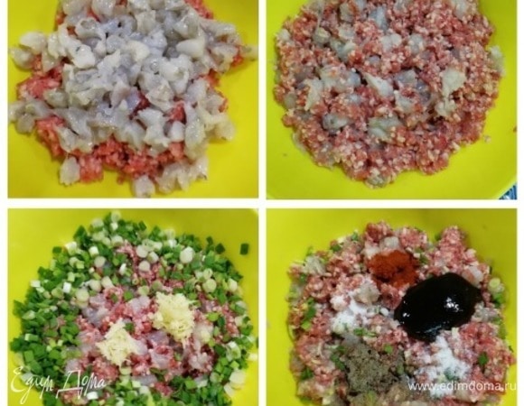 К фаршу добавляем креветки, перемешиваем, добавляем нарезанный зеленый лук и специи. Перемешиваем фарш до однородности. Начинка готова.