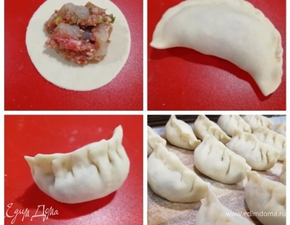Тесто очень тонко раскатываем, вырезаем одинаковые заготовки. В центр заготовки кладем 1 ч. л. фарша, края защипываем и собираем складочкой с одной стороны. Готовых «бойцов» выкладываем на посыпанную мукой поверхность. Из данного количества ингредиентов у меня получилось 24 довольно крупных пельмешка.