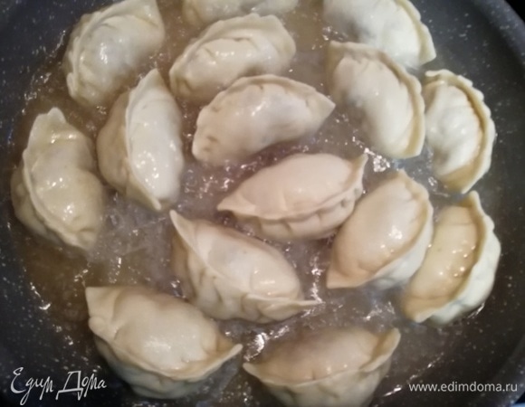 Вливаем 3/4 стакана кипятка, накрываем сковороду крышкой и оставляем на 4 минуты.