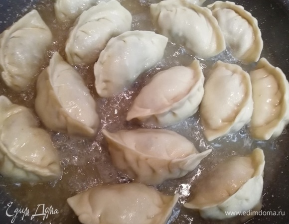 Через указанное время крышку снимаем. Пельмени немного увеличились в размере. Ждем около 2 минут, чтобы основная часть жидкости выпарилась.