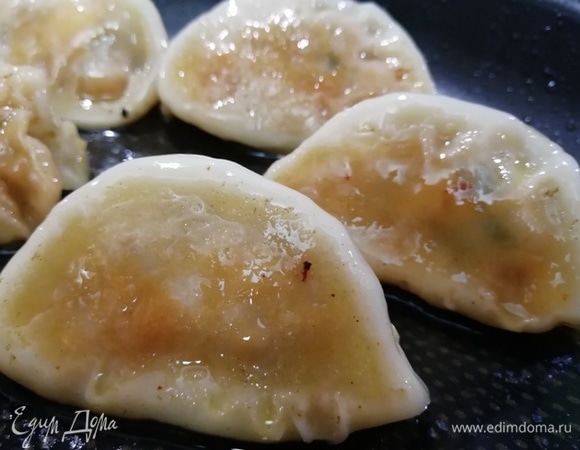 У готовых гедза донышко должно быть хрустящим и золотистым, но не подгоревшим. Если не уверены в качестве антипригарной поверхности сковороды, перед подачей накройте сковороду с готовыми гедза крышкой и подождите 5 минут. Пельмени легко снимутся, донышко не порвется.