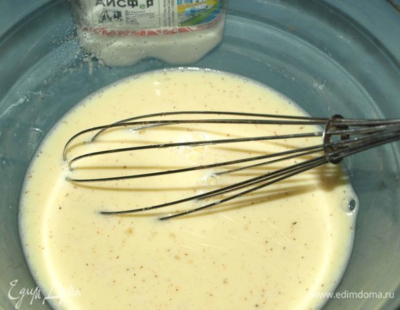 Остальной белок соединяем с молоком и вторым куриным яйцом, взбиваем. Добавляем соль, перец по вкусу.