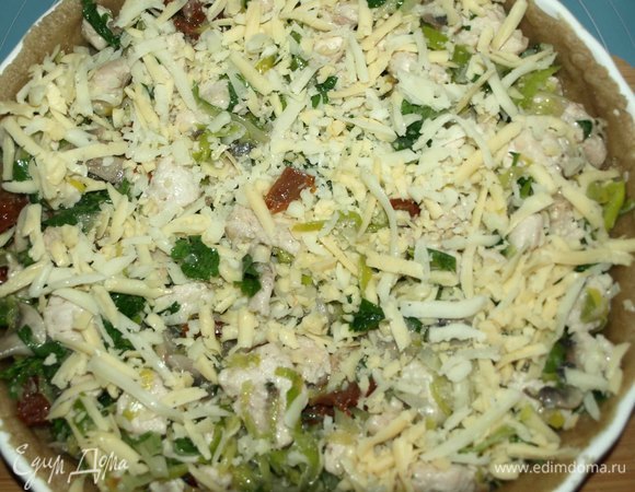 Тесто раскатываем в пласт. Распределяем в форме, формируем бортики, лишнее обрезаем. Прокалываем пласт вилкой, смазываем оставленным белком. И отправляем в заранее разогретую до 180ºС духовку на 5 минут. Белок запечатает тесто и не даст ему раскиснут от начинки. Достаем корж. Выкладываем начинку из куриного филе и овощей, посыпаем сыром и аккуратно заливаем яично-молочной смесью.