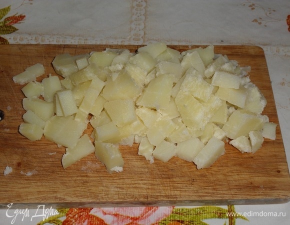 Подготавливаем продукты. Отвариваем картофель в подсоленной воде до готовности. Воду сливаем, картофель остужаем. Нарезаем кубиком вареный картофель.