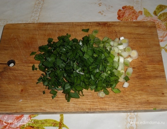 Нарезаем зеленый лук.