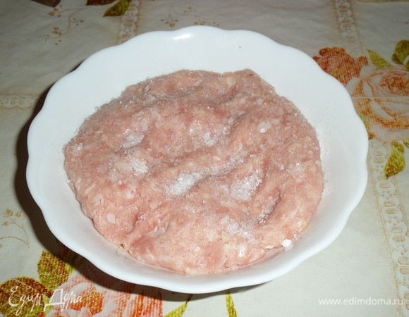 Мясо кролика пропускаем через мясорубку, солим и перчим по вкусу. Кубиком нарезаем маринованные огурцы.