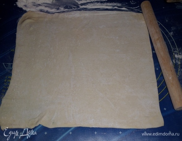 Тесто раскатываем в прямоугольник.