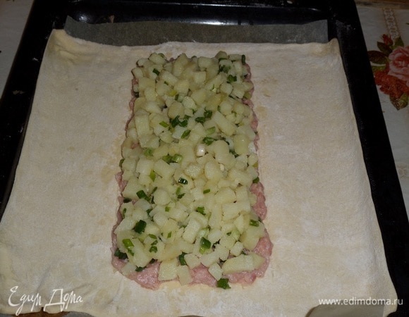 Поверх фарша выкладываем картофель с зеленью, равномерно распределяем.