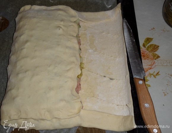 Накрываем начинку сначала одной частью теста.