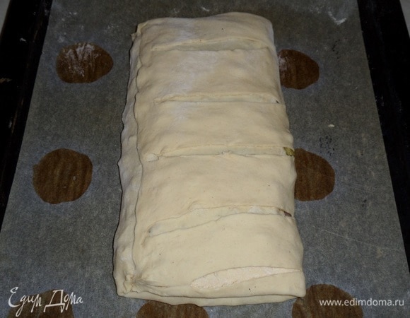 Затем — второй часть теста, сделав в ней прорези. Защипываем.