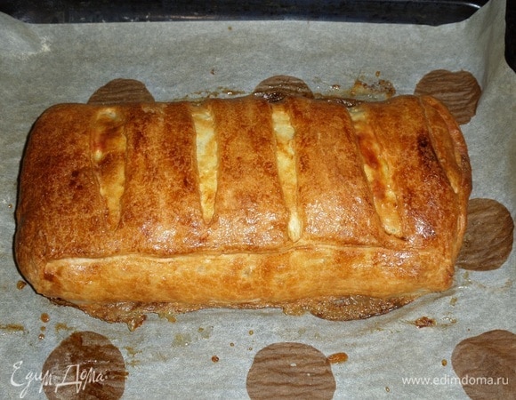 Выпекаем пирог 35–45 минут при 180°C.