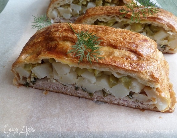 Подаем пирог, нарезав на порции.