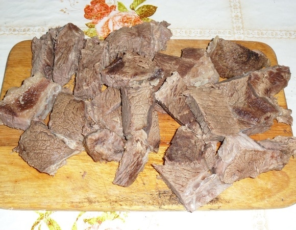 Отварное мясо нарезаем на крупные куски.