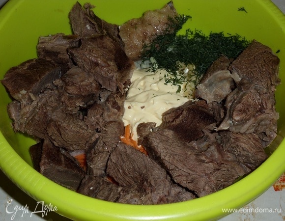 В чашку к овощам выкладываем нарезанное мясо.