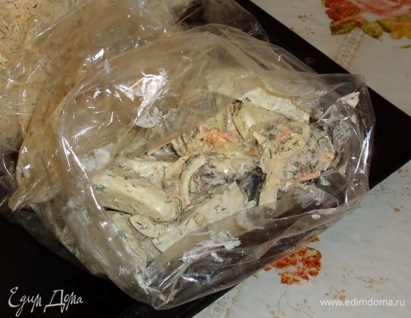 В подготовленные пакеты для запекания выкладываем картофель с майонезом и укропом и говядину с овощами.