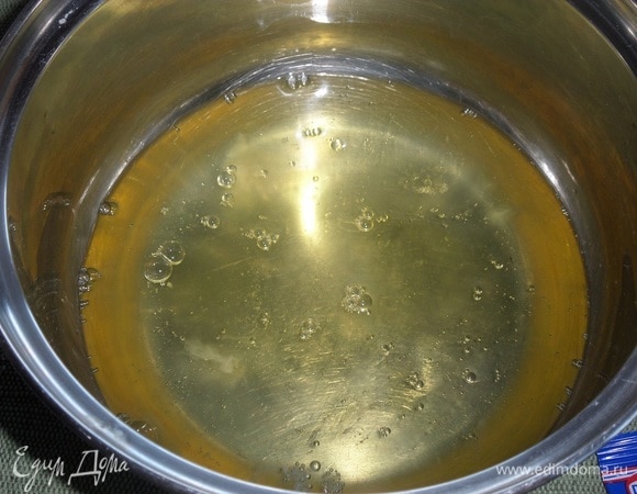 Подготовим продукты. В большую кастрюлю наливаем воду и ставим на огонь — делаем водяную баню. Отделяем белки от желтков. Белки выливаем в чистую и сухую посуду. Кастрюлю и венчики миксера я протерла ватным диском, смоченным 9%-ым уксусом.