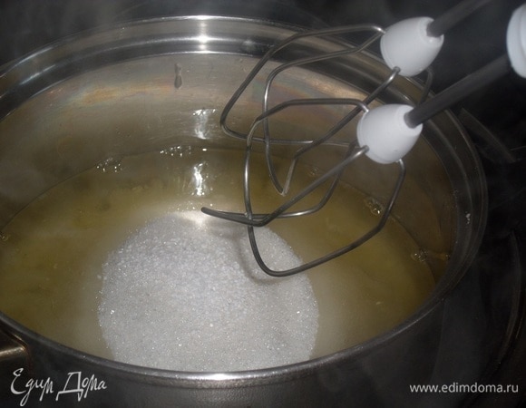 В кастрюлю с белками добавляем лимонный сок, сахар и ванильный сахар. Кастрюлю с белками и сахаром ставим в большую кастрюлю, то есть на водяную баню. Дно кастрюли с белками и сахаром не должно касаться горячей воды!