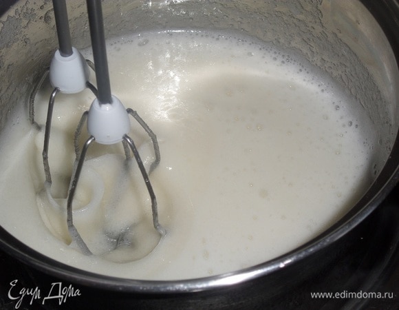 Начинаем взбивать массу с помощью миксера. В течение первых 2–3 минут взбиваем на малой скорости миксера.