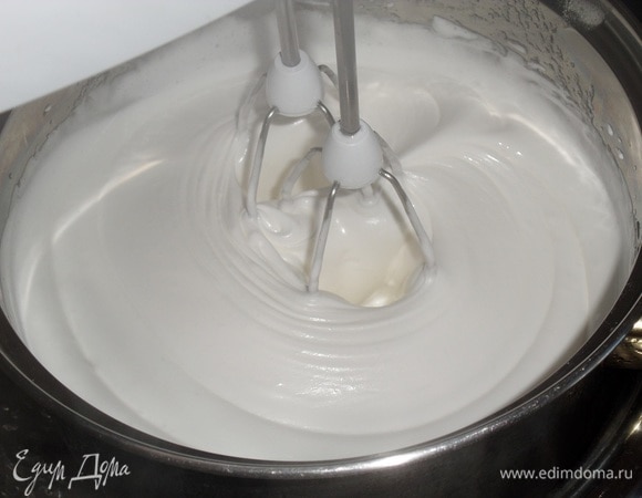 Затем скорость миксера увеличиваем. Масса белеет и увеличивается в объеме.