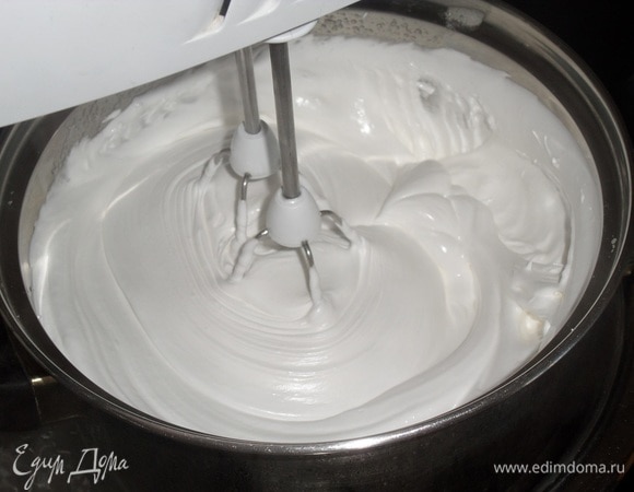 На высокой скорости взбиваем в течение 7–8 минут.