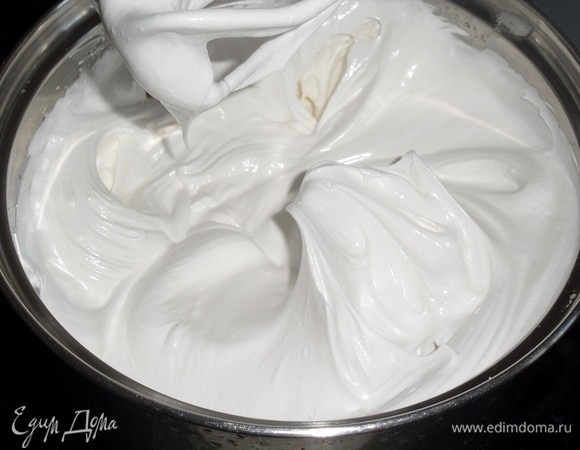 Затем кастрюлю с белковой массой убираем с водяной бани и взбиваем еще 3–4 минуты. Масса становится более плотной и собирается вокруг венчиков миксера.