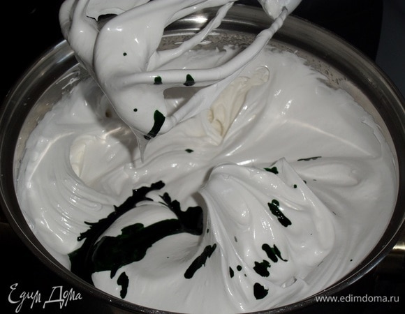 Добавляем пищевой гелиевый краситель зеленого цвета.