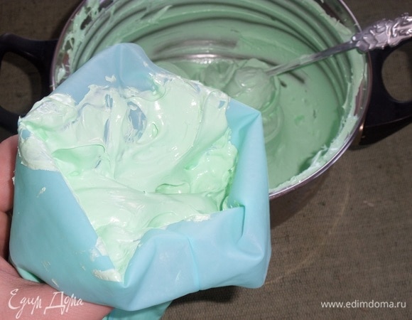 Наполняем белковой массой кондитерский мешок с насадкой «открытая звезда».