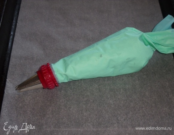 Противень застилаем пергаментом.