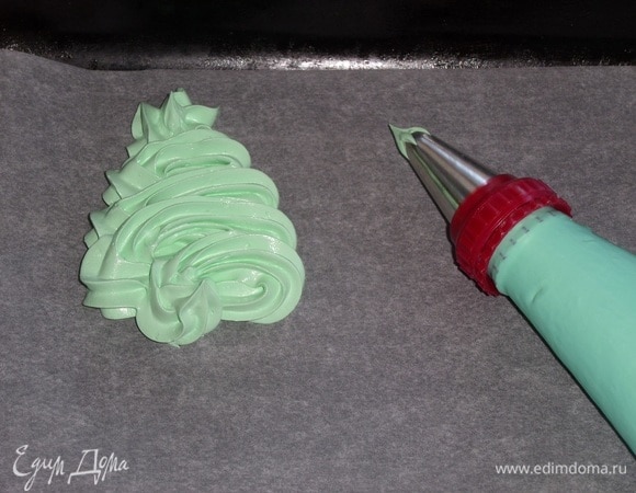 Отсаживаем на противень вот такие елочки.