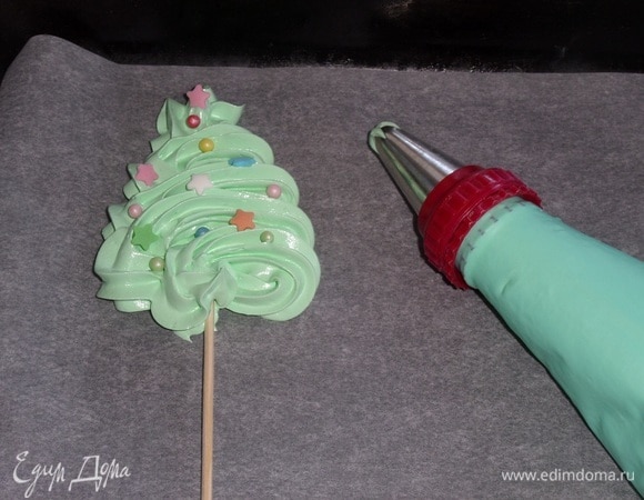 Внутрь елочки вставляем шпажку. Украшаем кондитерскими посыпками.