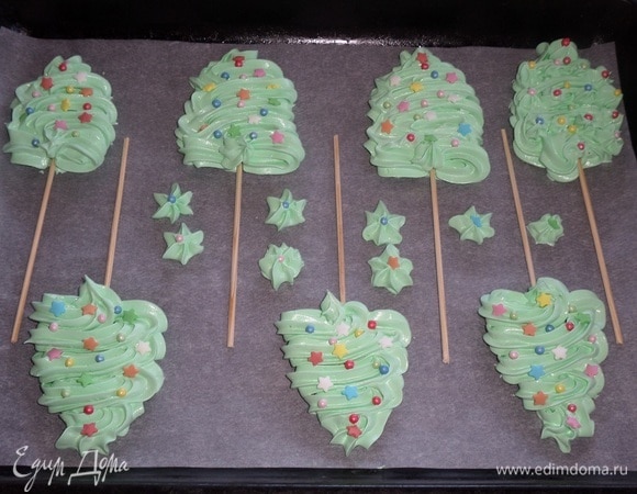 Таким образом делаем остальные елочки. Помещаем противень в холодную духовку, включаем ее. Сушим елочки при 50–70°C 2,5–3 часа, ориентируясь на свою технику. У меня сушились 2,5 часа при 50°C.