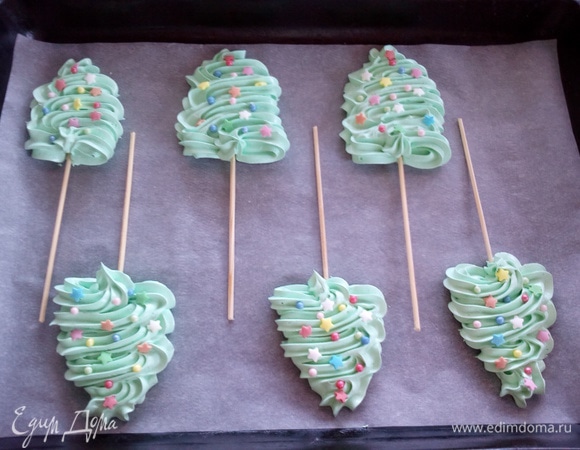 Полностью остужаем елочки. Снимаем с пергамента.