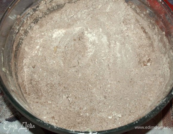 Муку просеять. Добавить соль, пряности, какао, разрыхлитель. Перемешать. Кардамон можно заменить молотой гвоздикой.