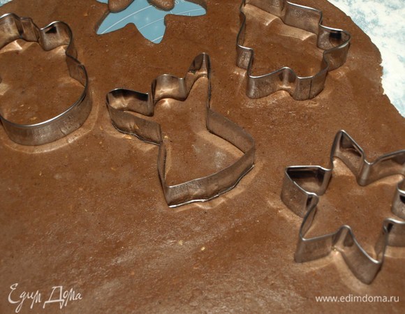 На присыпанной мукой поверхности раскатать тесто в пласт и вырезать печенья.