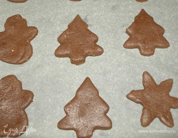 Выложить печенье на противень, застеленный пекарской бумагой. Отправить в духовку на 10–15 минут (зависит от возможностей вашей духовки и толщины печенья).