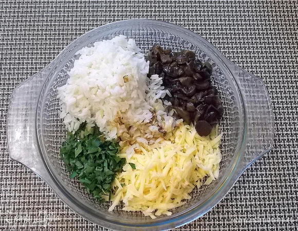 Лук мелко порезать и обжарить вместе с грибами до готовности. Грибы можно взять любые. Рис отварить до готовности, петрушку порезать, сыр натереть на мелкой терке. Все смешать и посолить.