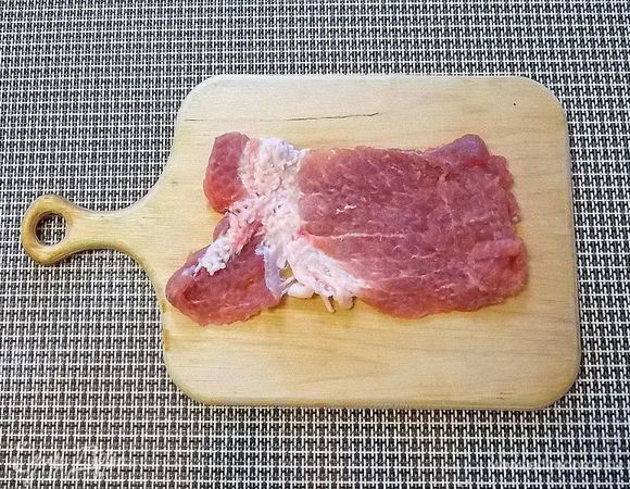 Мясо порезать поперек волокон на порционные куски. Отбить, посолить и поперчить.