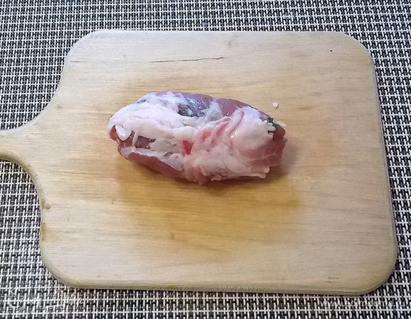 Положить начинку и плотно завернуть.