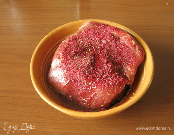 Мясо смазываем маслом, посыпаем сумахом.