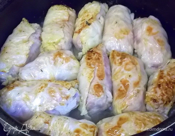 В сковороду положить сливочное масло и добавить растительное, разогреть. Обжарьте голубцы с двух сторон до румяного состояния. Влить немного воды, закрыть крышкой и тушить в течении 15 минут на среднем огне.