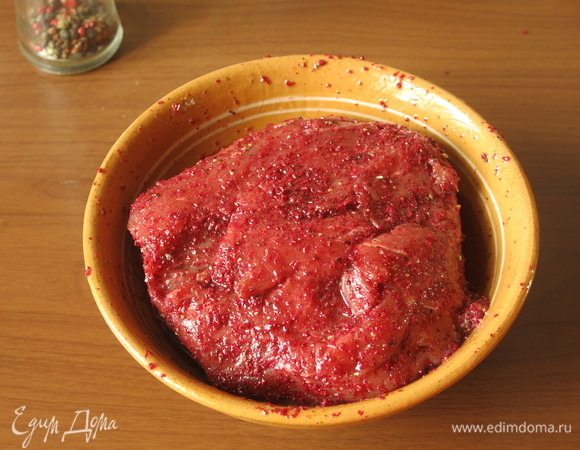 Перчим, массируем кусочек, обволакиваем его специями.